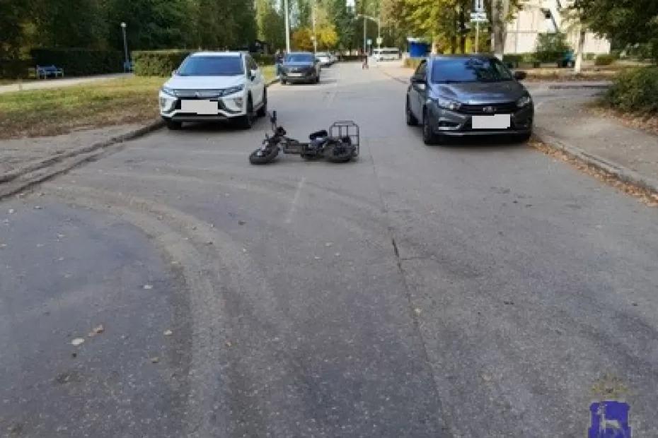 В Тольятти женщина на «Весте» сбила парня на двухколесном транспорте