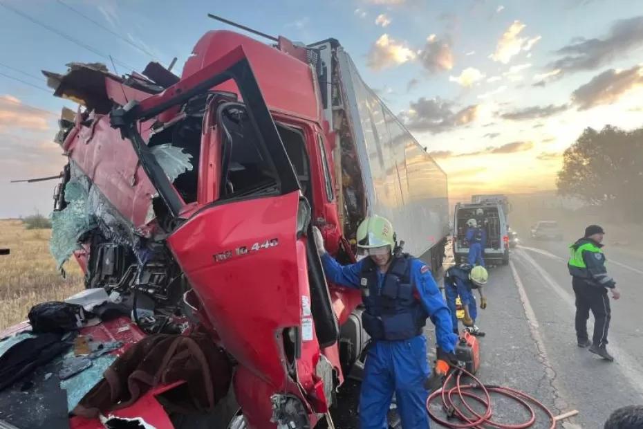 Срезали крышу: в Самарской области столкнулись два большегруза 7 октября