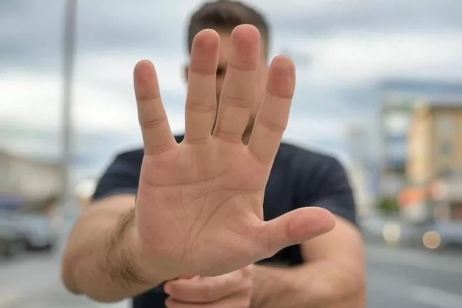 Мужчина выбросил собственную дочь с четвертого этажа