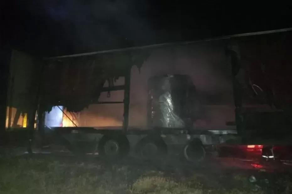 На трассе в Самарской области загорелась фура - фото