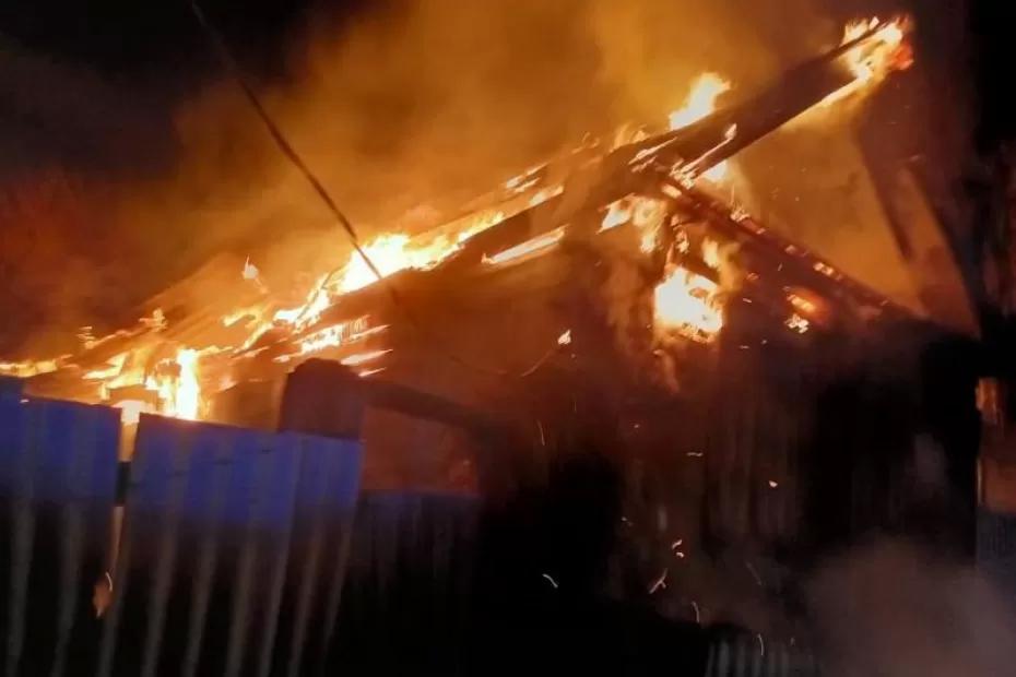 В Октябрьске полыхала заброшка