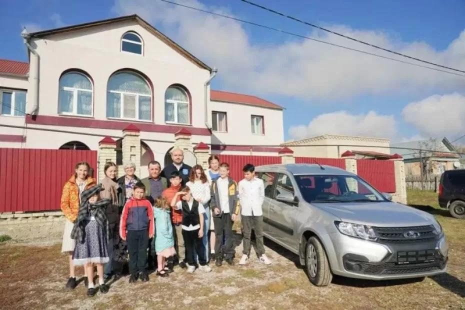 Автомобиль - родителям, велосипеды - детям: губернатор Вячеслав Федорищев посетил приемные семьи в Кошкинском районе