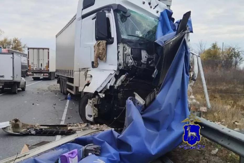 В Самарской области 18 октября столкнулись грузовики КамАЗ и «Вольво»