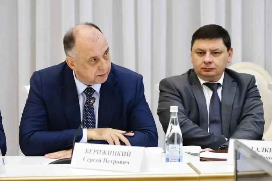 Поддержка нефтегазового сектора, визуальный облик городов, ликвидация объектов накопленного вреда окружающей среде: решения губернатора на оперативном совещании