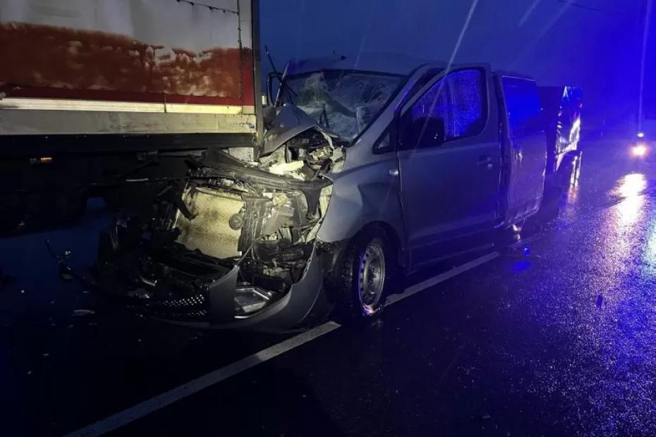 Пострадала женщина: под Сызранью 21 октября столкнулись фура и минивэн