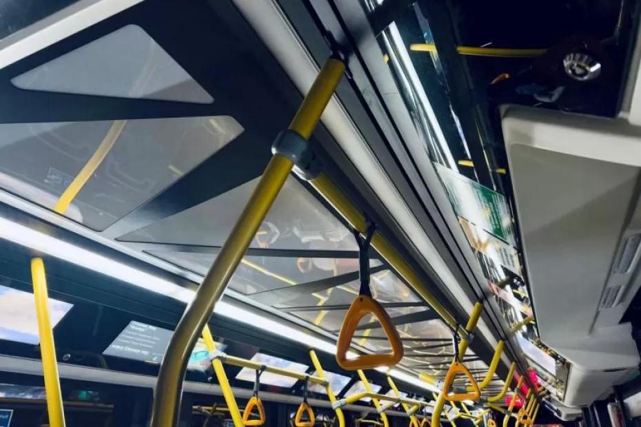 В Самаре на площади Революции столкнулись автомобиль дорожной службы и автобус - появились подробности