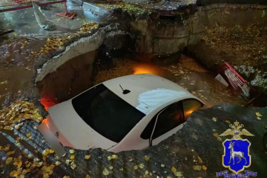 В Самаре «Фольксваген» сбил ограждения и упал в котлован