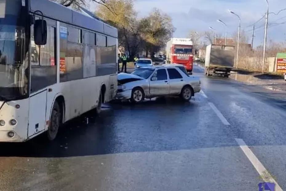 В Самаре 30 октября водитель на «Форде» на остановке въехал в автобус