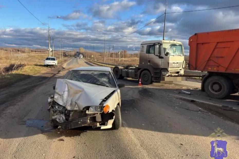 Человек госпитализирован: на трассе «Самара - Бугуруслан» легковушка столкнулась с КамАЗом