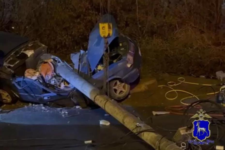 В Тольятти водитель на «Волге» отлетел в фонарный столб и погиб