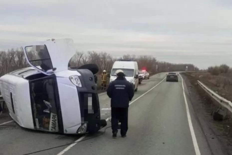 В Самарской области Volkswagen на встречке врезался в &laquo;Газель&raquo; и вылетел с трассы