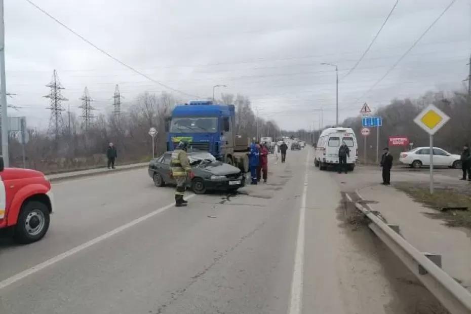 В Самарской области 10 ноября погиб водитель Nexia в ДТП с грузовиком