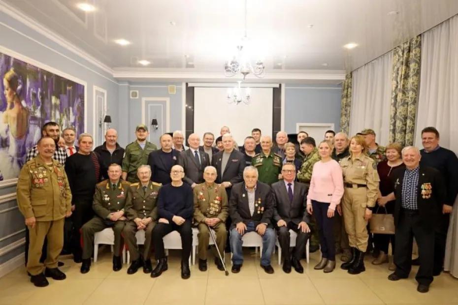 Память и преемственность: в День Неизвестного Солдата Герой России встретился с самарскими ветеранами