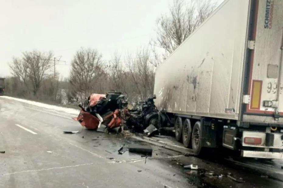 На трассе &laquo;Обход Самары&raquo; 12 декабря лоб в лоб столкнулись два большегруза: что известно на данный момент