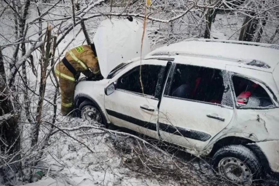 13 декабря в Самарской области двое человек пострадали в улетевшей в кювет &laquo;Гранте&raquo;