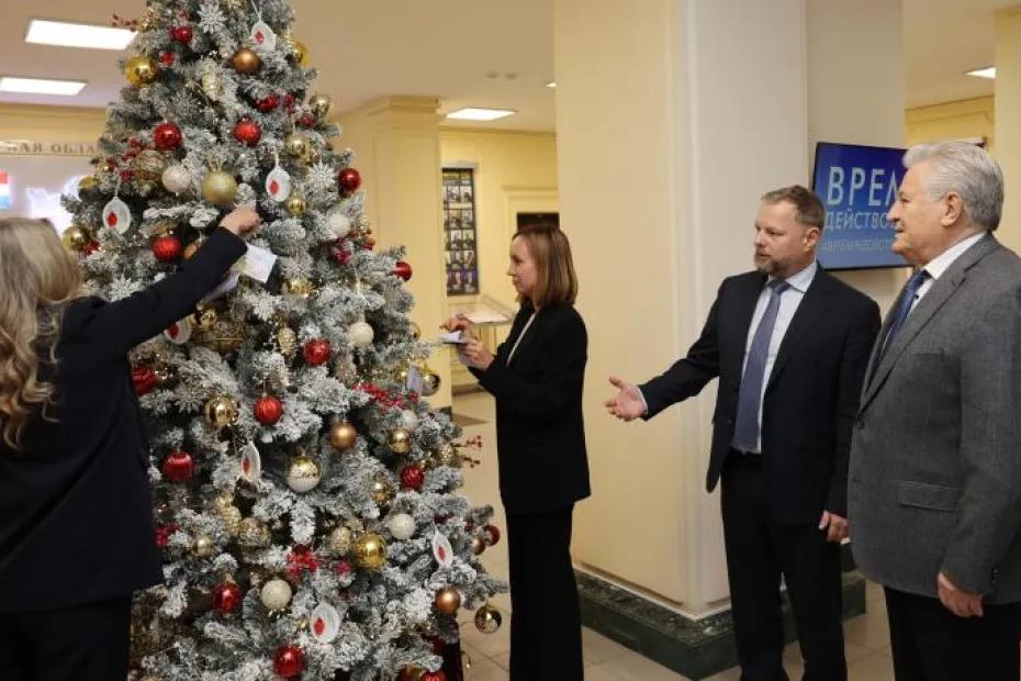 В Самарской губернской думе установили новогоднюю ель, которую украсят открытки с желаниями детей из донецкого города Снежное