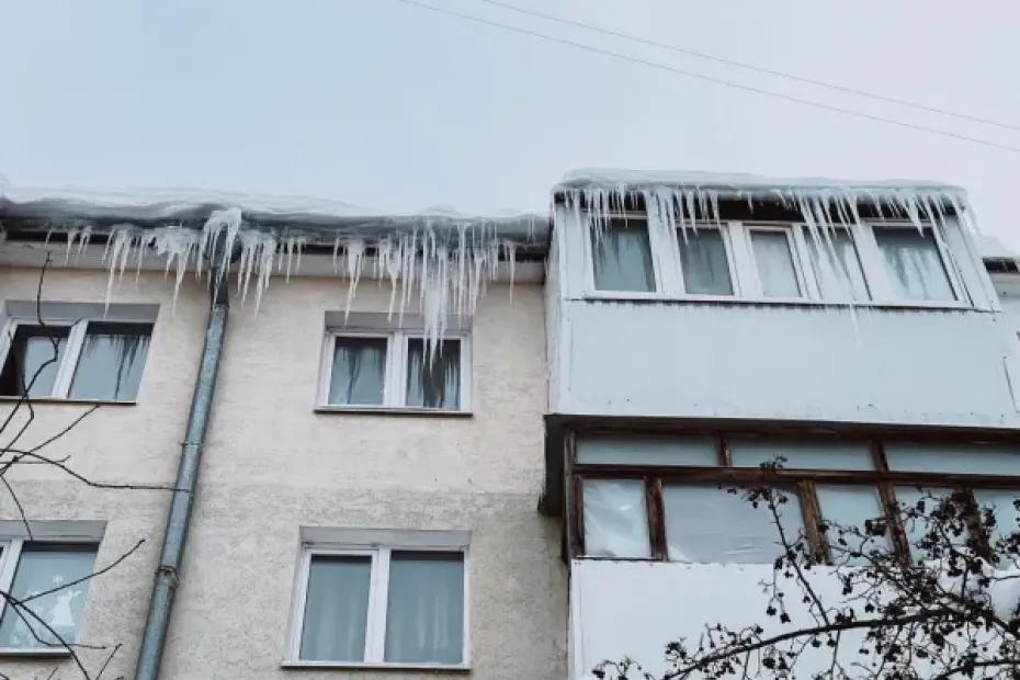 Юрист: за сосульки, упавшие с козырька балкона, отвечает собственник