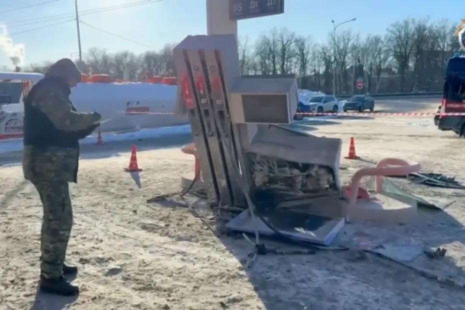 Горящую машину, влетевшую в колонку на АЗС в Самаре, отбуксировал заправщик