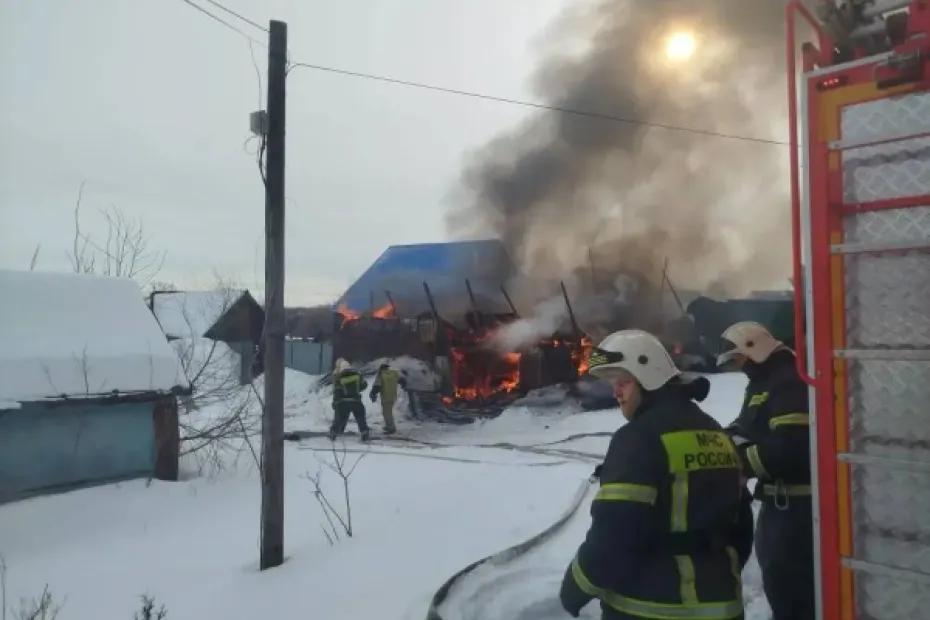 В Самарской области загорелись сарай, гараж и автомобиль