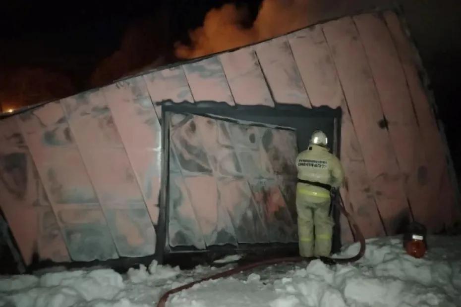 В Борском районе полыхали надворные постройки на 70 кв. м