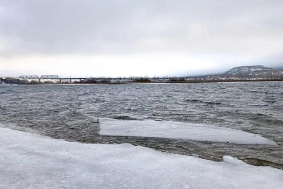 Парень плыл на отколовшейся льдине по Волге в Самаре