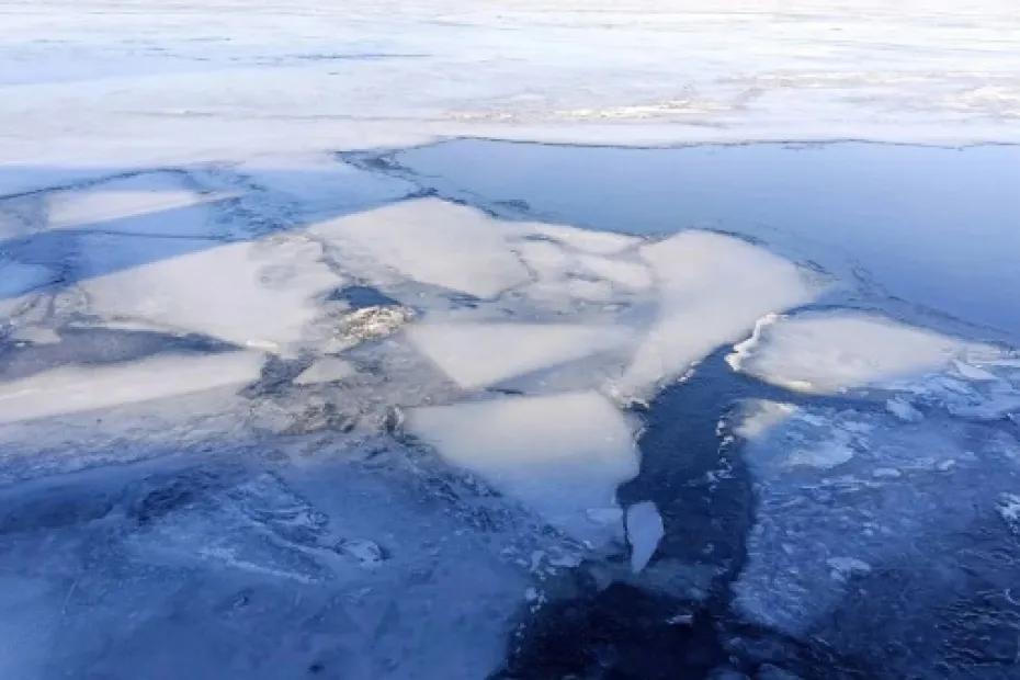 Подросток и двое взрослых оказались в ледовой ловушке в акватории Волги