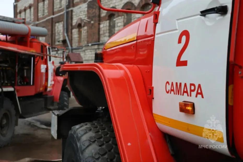 В Самаре загорелась электропроводка опоры уличного освещения