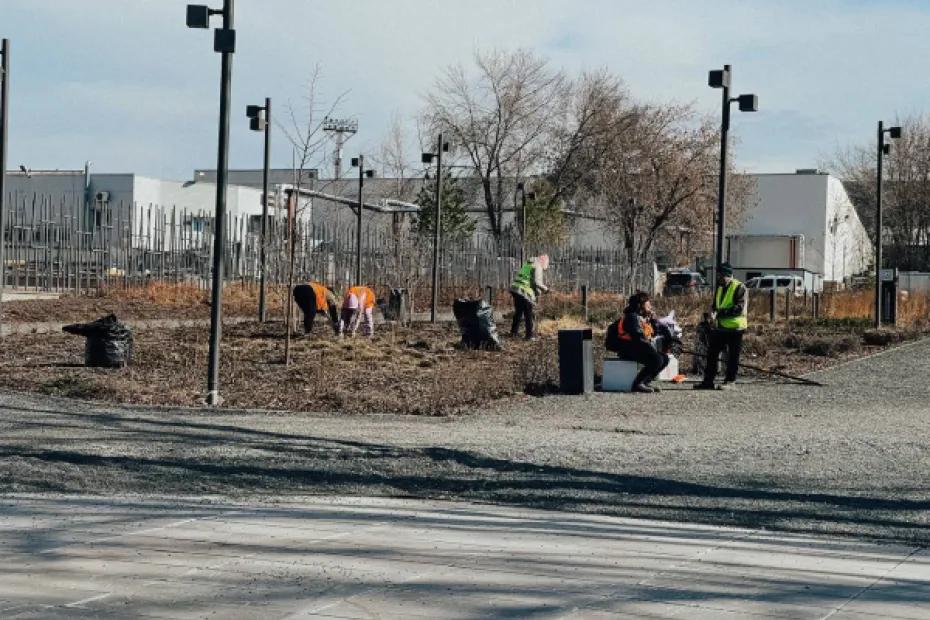 Жители Тольятти вышли на субботник и привели в порядок Пушкинский сквер
