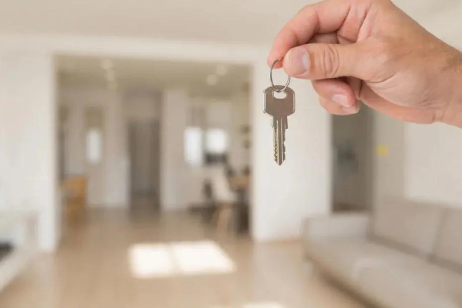 Семейная пара молодых врачей получила служебную квартиру в Тольятти