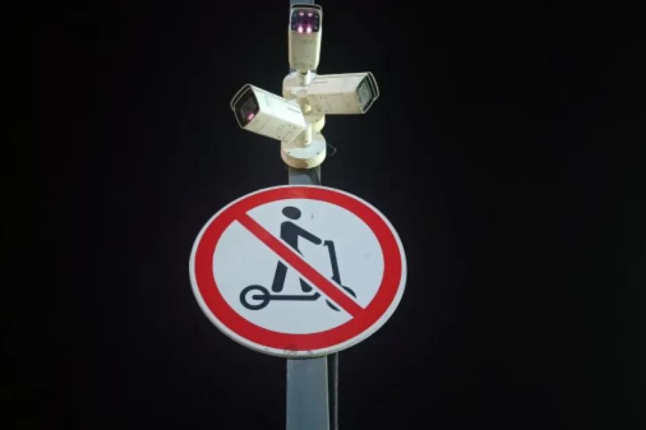 Школьницы на электросамокате врезались в коляску с ребенком