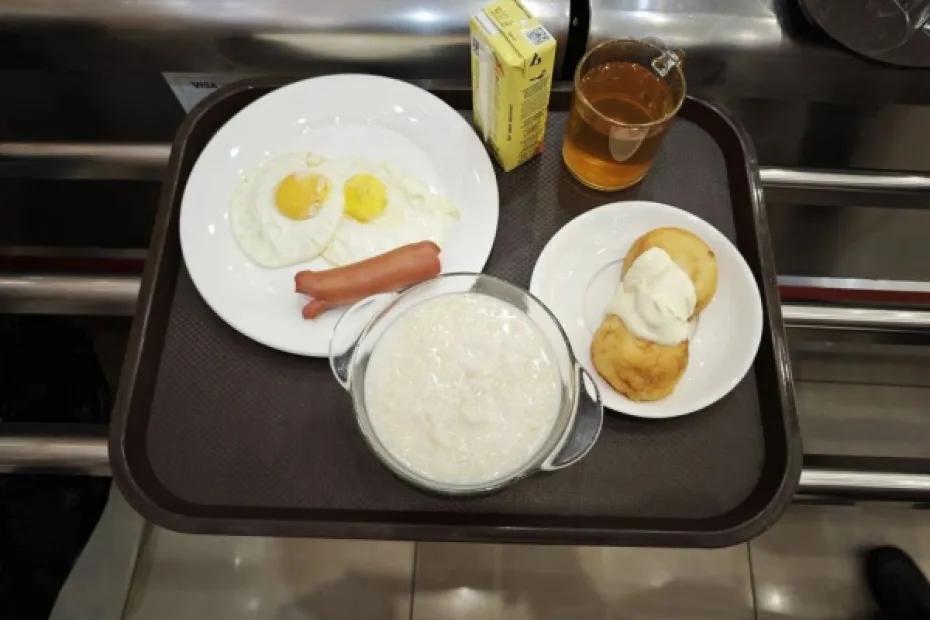 Горячее блюдо и напиток: каким должен быть завтрак школьника