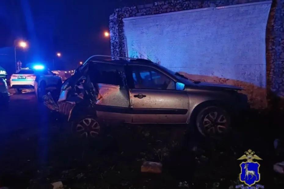 Врезались в столб и здание: в Тольятти в ДТП пострадали три человека