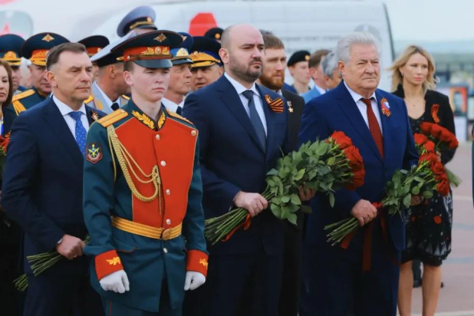 В День Победы Вячеслав Федорищев возложил цветы к горельефу &laquo;Скорбящей Матери-Родине&raquo;