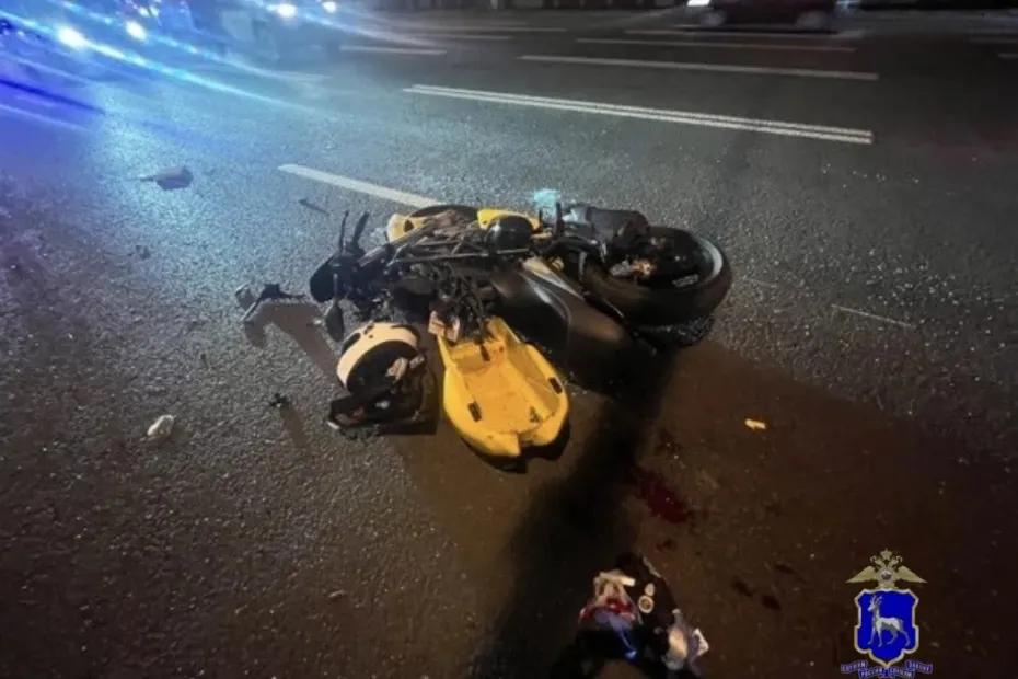 В Самаре молодой водитель на Renault врезался в мотоциклиста
