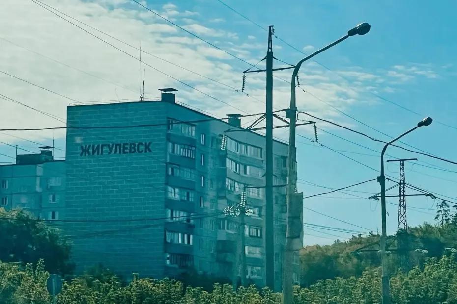 В Жигулёвске устанавливают современные остановочные павильоны в рамках нацпроекта