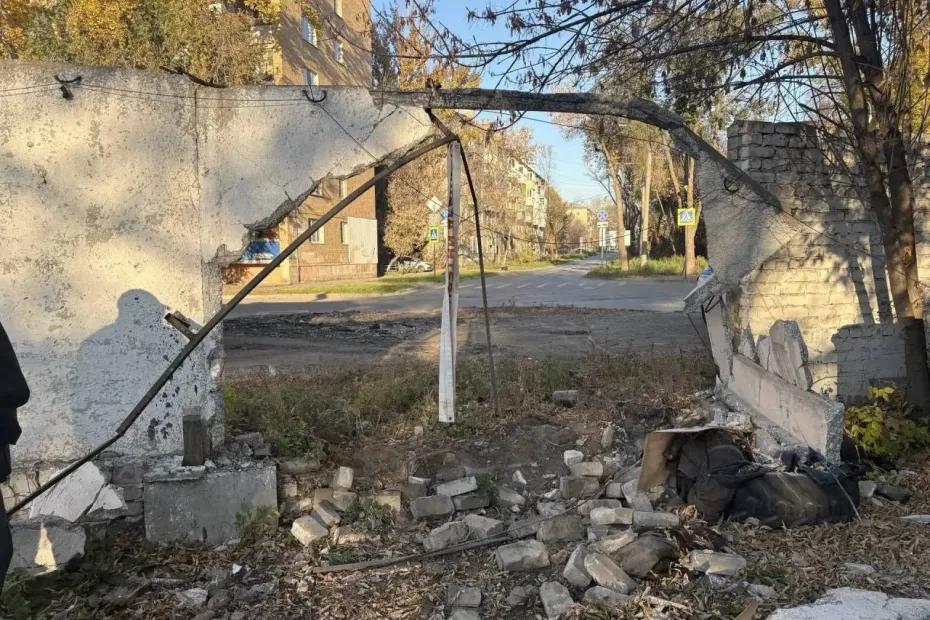 Водитель погиб: в Самаре Kia пробила забор и влетела в три припаркованные машины