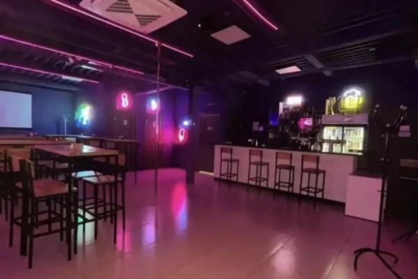 Нагрянула полиция: в караоке-баре в Самарской области ночью продавали алкоголь