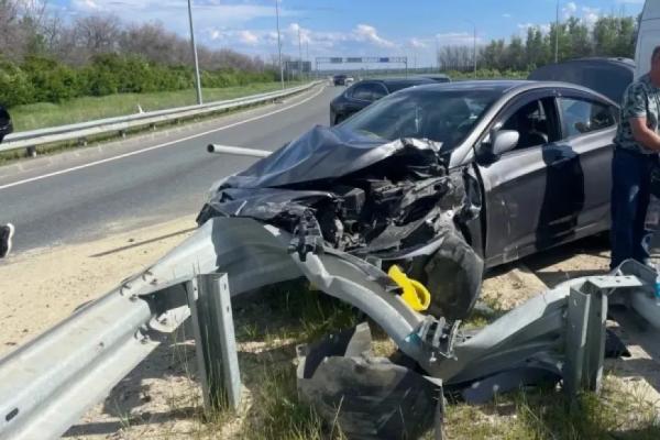Есть пострадавшие: в Самарской области 7 июня иномарка влетела в препятствие