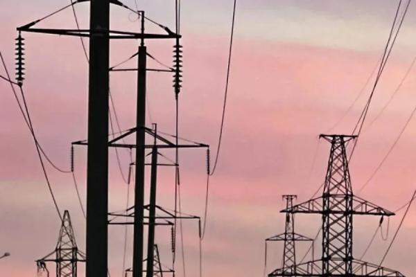 Девочка получила удар током от оборванного провода на улице