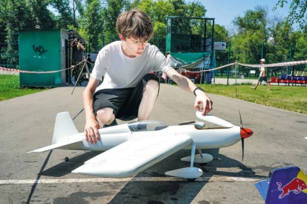 Встают на крыло: в Самаре выступили лучшие авиамоделисты страны