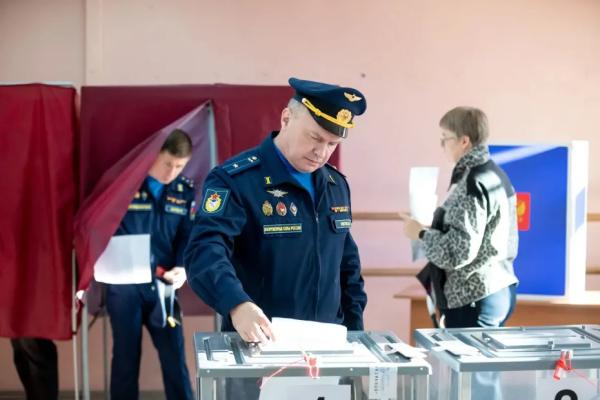 Курсанты и армейцы проголосовали на выборах в Самарской области