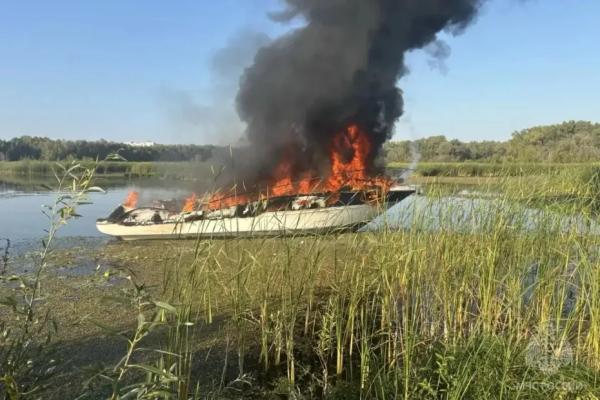 В Самаре 21 сентября на лодочной станции полыхали два катера