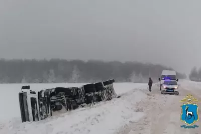 В Самарской области из-за снегопада опрокинулся грузовик