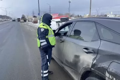 В Самарской области полицейский не бросил автомобилиста в беде