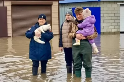 В Самарской области полицейские помогают местным жителям и питомцам во время половодья