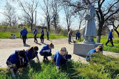В России прошли субботники по благоустройству памятников Великой Отечественной войне