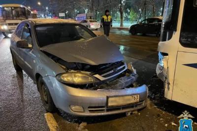 В Самаре 5 ноября в ДТП с автобусом пострадала женщина с двумя маленькими детьми - фото