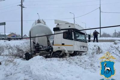 В Самарской области 22 декабря КамАЗ улетел в кювет: что произошло