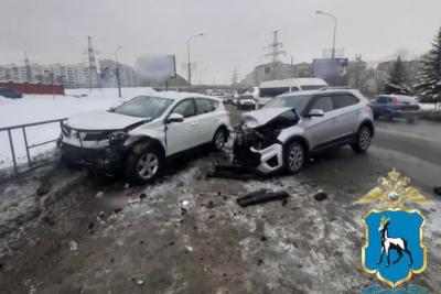 В Самаре на ул. Демократической врезались Hyundai и Toyota