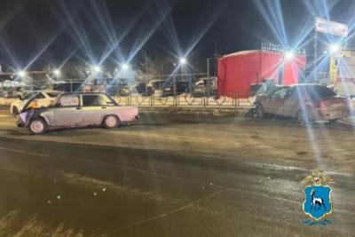 В Самаре на улице Дыбенко столкнулись &laquo;Лансер&raquo; и &laquo;семерка&raquo;